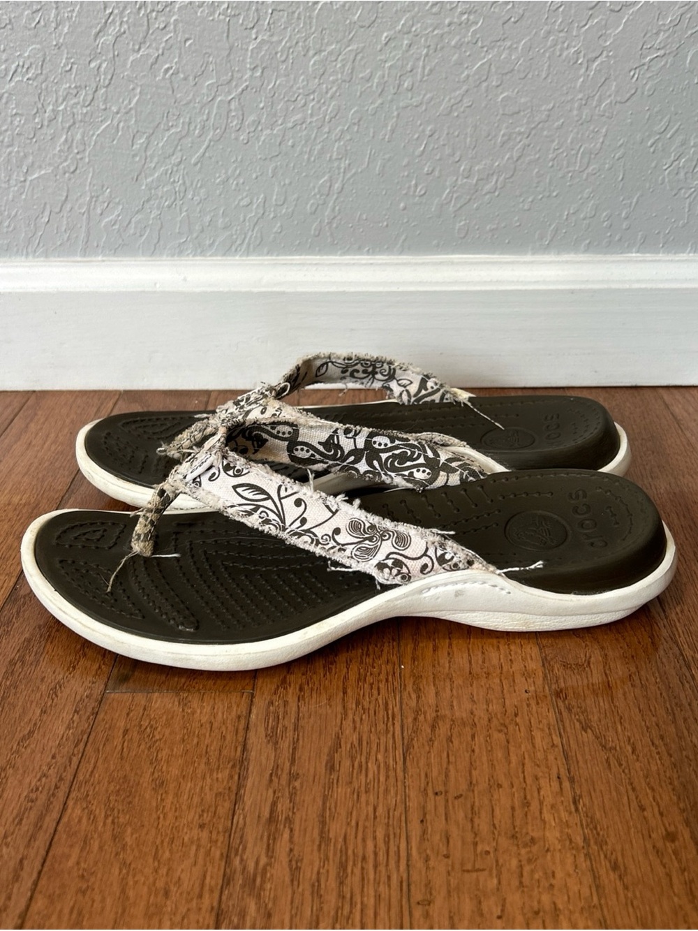 Crocs Santa Cruz Surf Thong Sandals Flip Flops Paisley Women’s Size 9 White